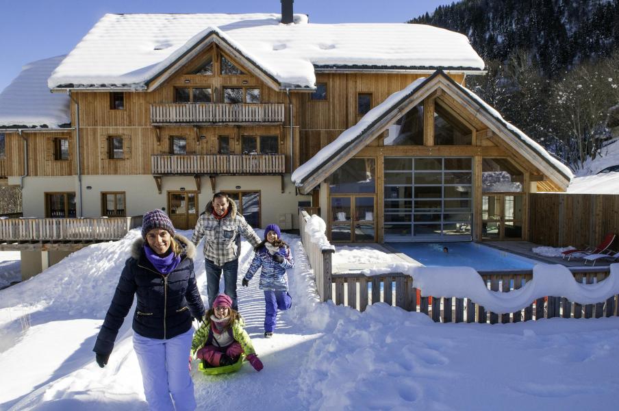 Ski verhuur Résidence les Chalets de Belledonne - Saint Colomban des Villards - Buiten winter