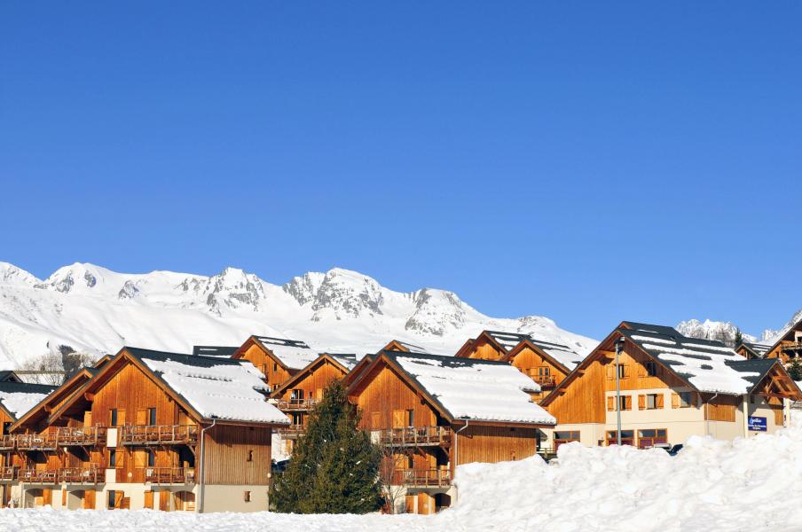 Vacances en montagne Chalets les Marmottes - Saint Jean d'Arves - Extérieur hiver