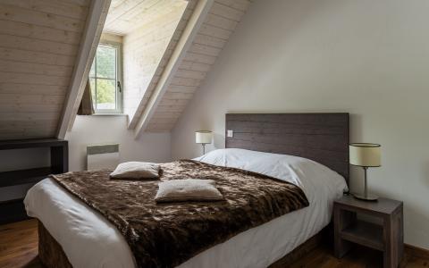Rent in ski resort Résidence Lagrange le Clos Saint Hilaire - Saint Lary Soulan - Bedroom under mansard