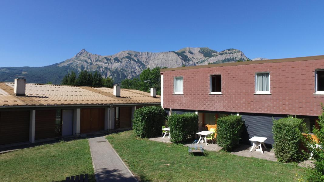 Rent in ski resort 2 room cottage 4 people and 1 baby - 2 years old  - VVF Les Ecrins Champsaur - Saint-Léger-les-Mélèzes - Winter outside