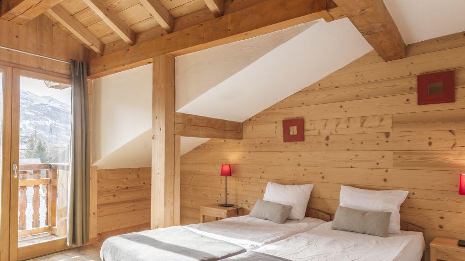 Rent in ski resort 8 room chalet 14 people - Chalet Balcons Acacia - Saint Martin de Belleville - Bedroom under mansard
