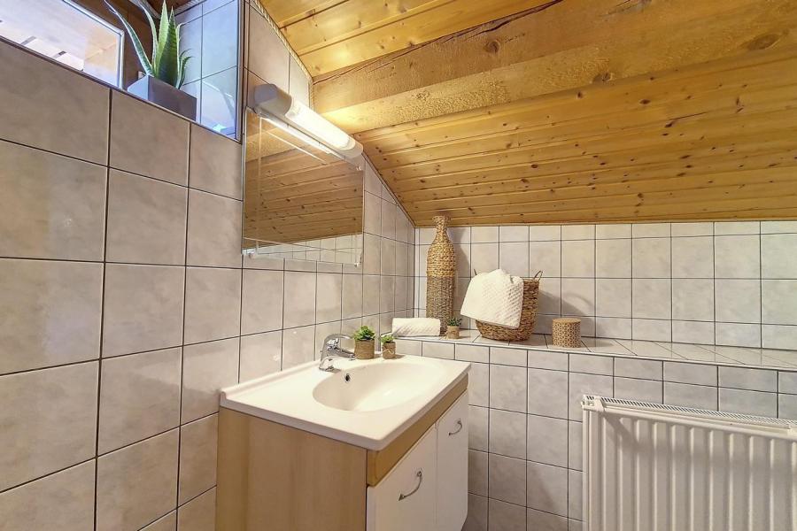 Rent in ski resort 4 room triplex chalet 8 people (Siana) - Chalets les Granges - Saint Martin de Belleville - Shower room