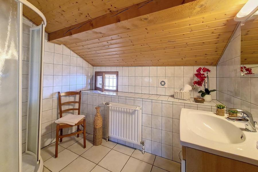 Rent in ski resort 4 room triplex chalet 8 people (Siana) - Chalets les Granges - Saint Martin de Belleville - Shower room