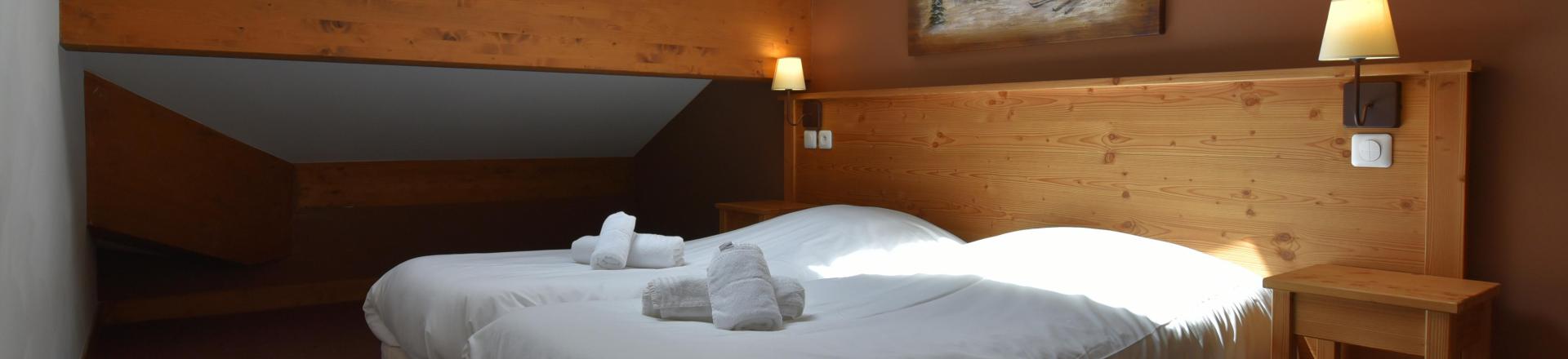 Rent in ski resort Résidence Club MMV l'Étoile des Cîmes - Sainte Foy Tarentaise - Bedroom under mansard