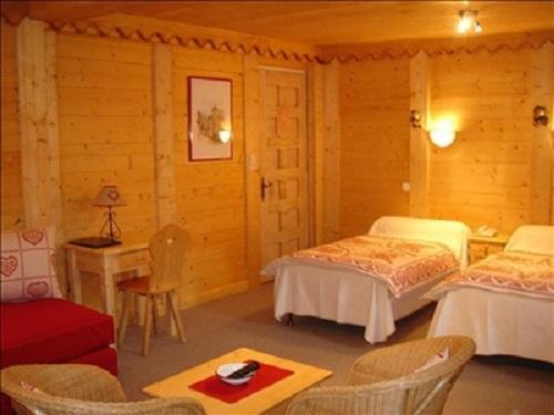 Skiverleih Dreibettzimmer (Badwanne WC Superior) - Hôtel les Glaciers - Samoëns - Schlafzimmer