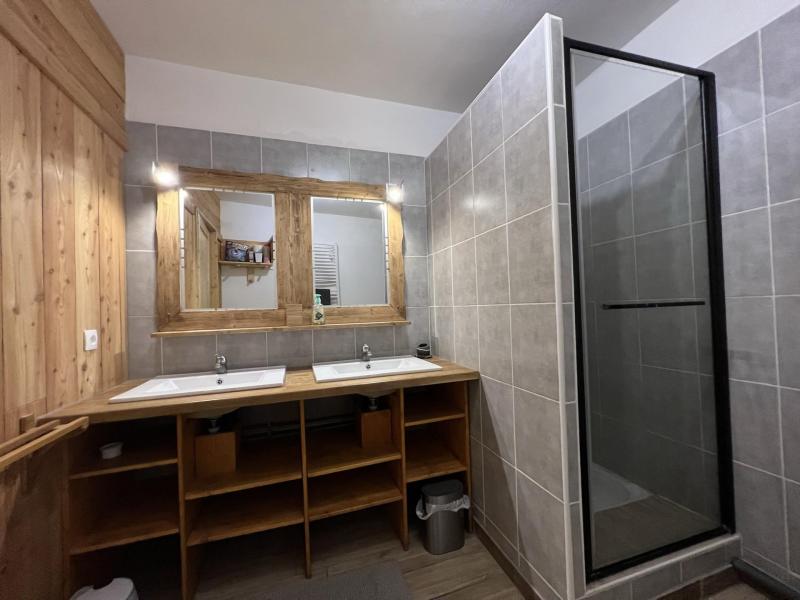 Location au ski Appartement 3 pièces 6 personnes - Maison de Pays - Serre Chevalier - Salle de douche