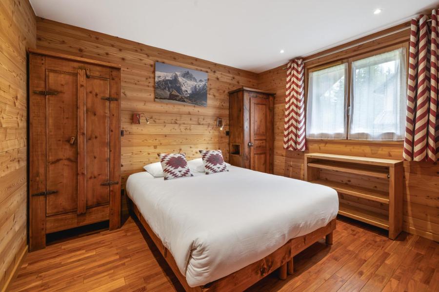 Rent in ski resort 9 room triplex chalet 11 people (Marmotte 2) - MARMOTTANT - Serre Chevalier - Bedroom