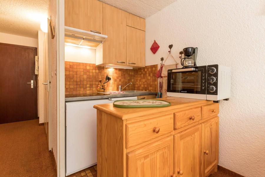 Rent in ski resort Studio sleeping corner 4 people (DMI007) - Résidence l'Izoard - Serre Chevalier - Kitchenette