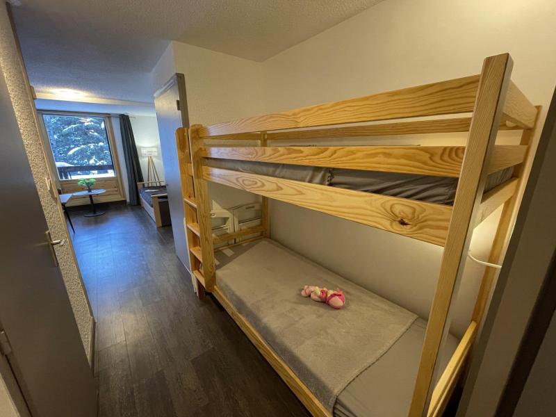 Rent in ski resort Studio sleeping corner 4 people (012) - Résidence le Bois des Coqs - Serre Chevalier - Bedroom