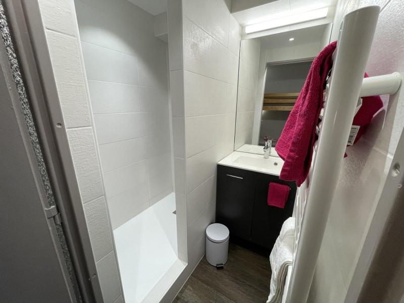 Rent in ski resort Studio sleeping corner 4 people (012) - Résidence le Bois des Coqs - Serre Chevalier - Shower room