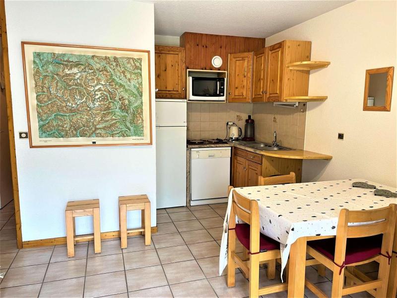 Rent in ski resort Apartment sleeping corner and cabin 4 people (LMO140) - Résidence le Pré Gambille - Serre Chevalier - Dining area
