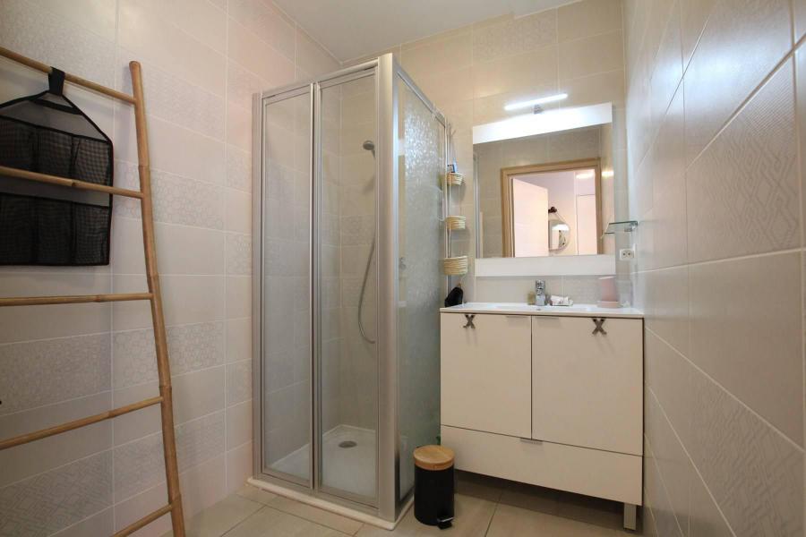 Rent in ski resort 2 room apartment 4 people (A03) - Résidence les Terrasses du Lautaret - Serre Chevalier - Shower