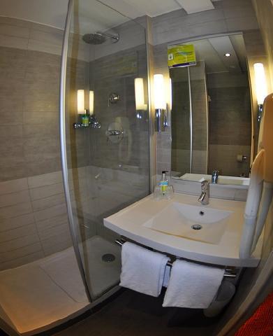 Rent in ski resort Hôtel Suite Home Briançon - Serre Chevalier - Shower room