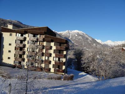 Vacances en montagne La Résidence les Mélèzes - Serre Chevalier - Extérieur hiver