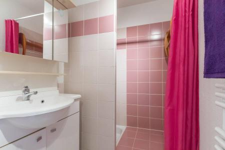 Rent in ski resort Studio sleeping corner 4 people (214) - Le Relais de la Guisane II - Serre Chevalier - Shower room