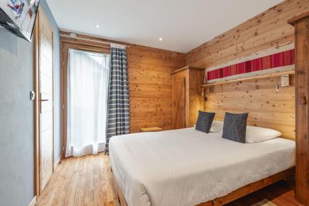 Rent in ski resort 9 room triplex chalet 11 people (Marmotte 2) - MARMOTTANT - Serre Chevalier - Bedroom