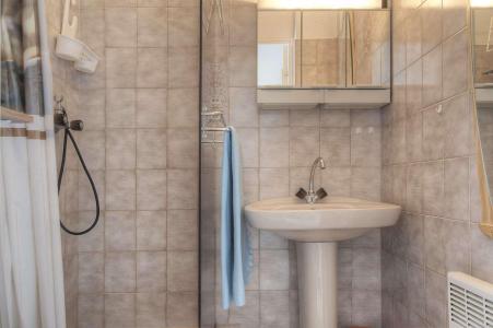 Rent in ski resort Studio 2 people (302) - Résidence Central Parc 1a - Serre Chevalier - Shower room