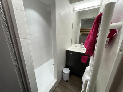 Soggiorno sugli sci Studio con alcova per 4 persone (012) - Résidence le Bois des Coqs - Serre Chevalier - Bagno con doccia