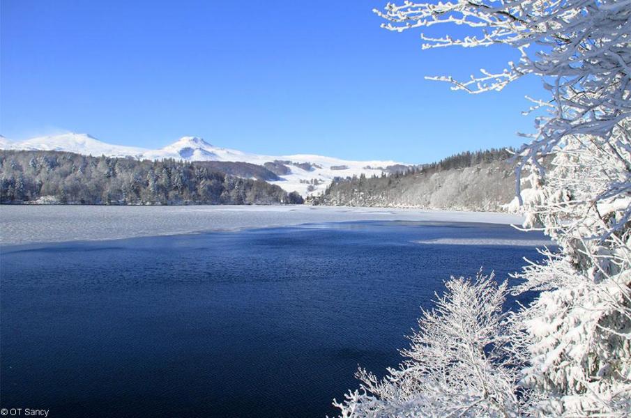 Rent in ski resort Les Chalets de Super-Besse - Super Besse - Winter outside