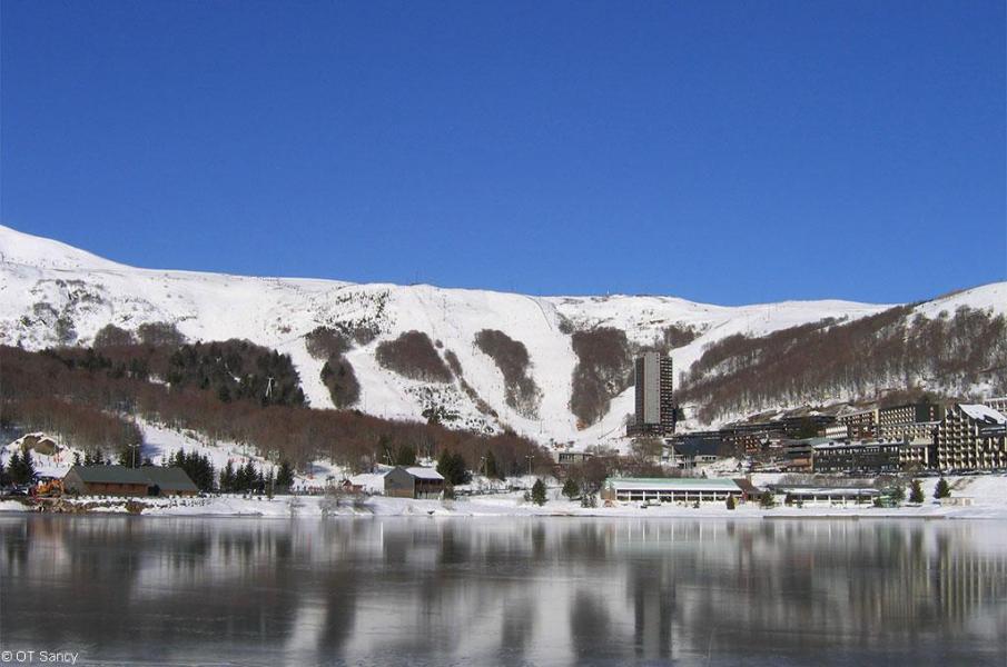 Rent in ski resort Les Chalets de Super-Besse - Super Besse - Winter outside