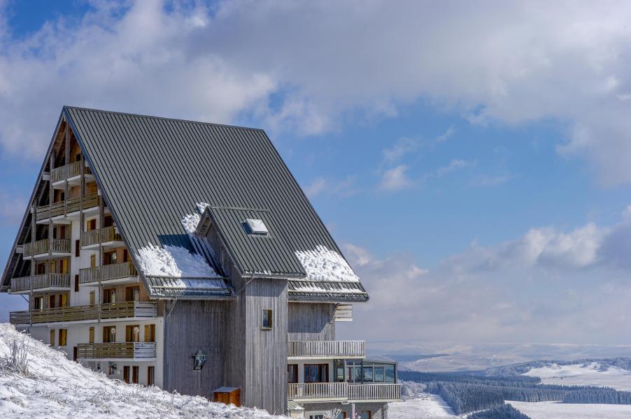 Rent in ski resort Les Chalets de Super-Besse - Super Besse - Winter outside