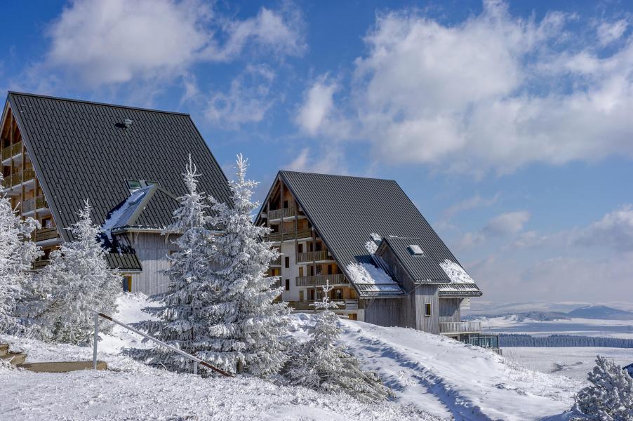 Rent in ski resort Les Chalets de Super-Besse - Super Besse - Winter outside