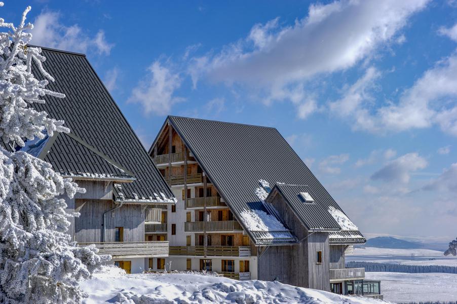 Rent in ski resort Les Chalets de Super-Besse - Super Besse - Winter outside