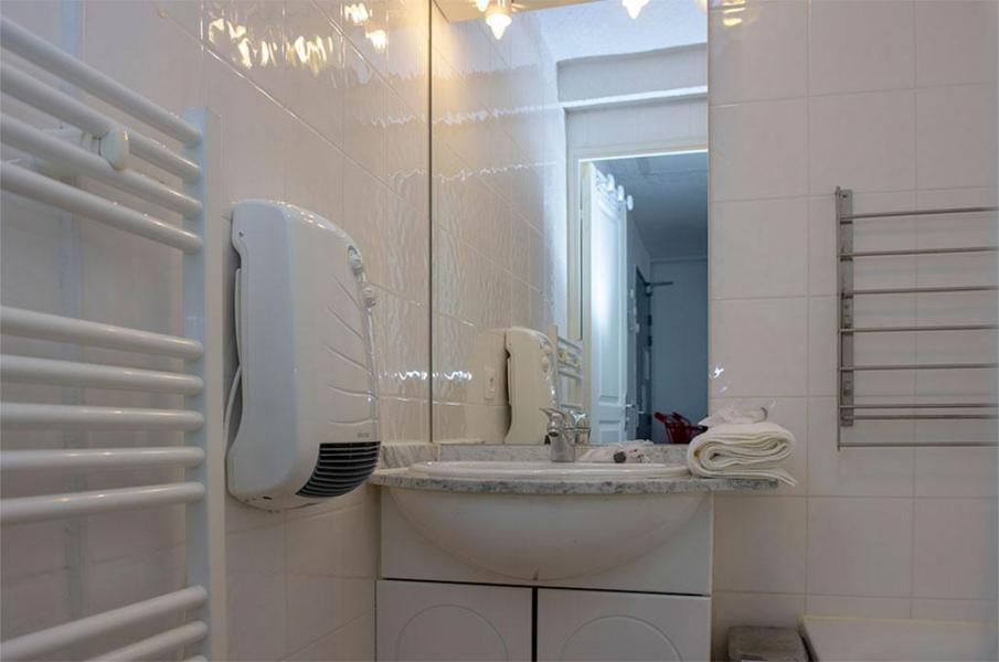 Rent in ski resort Les Chalets de Super-Besse - Super Besse - Bathroom