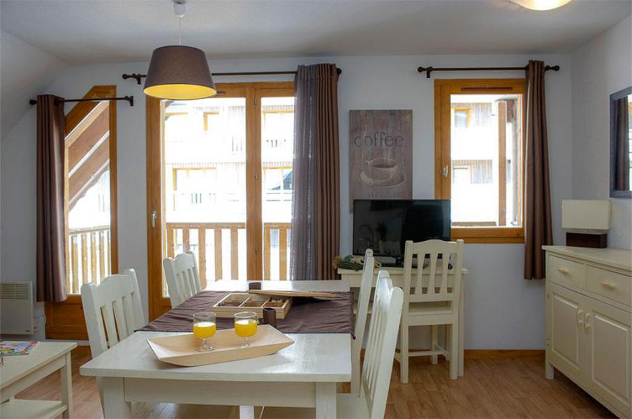 Rent in ski resort Les Chalets de Super-Besse - Super Besse - Dining area