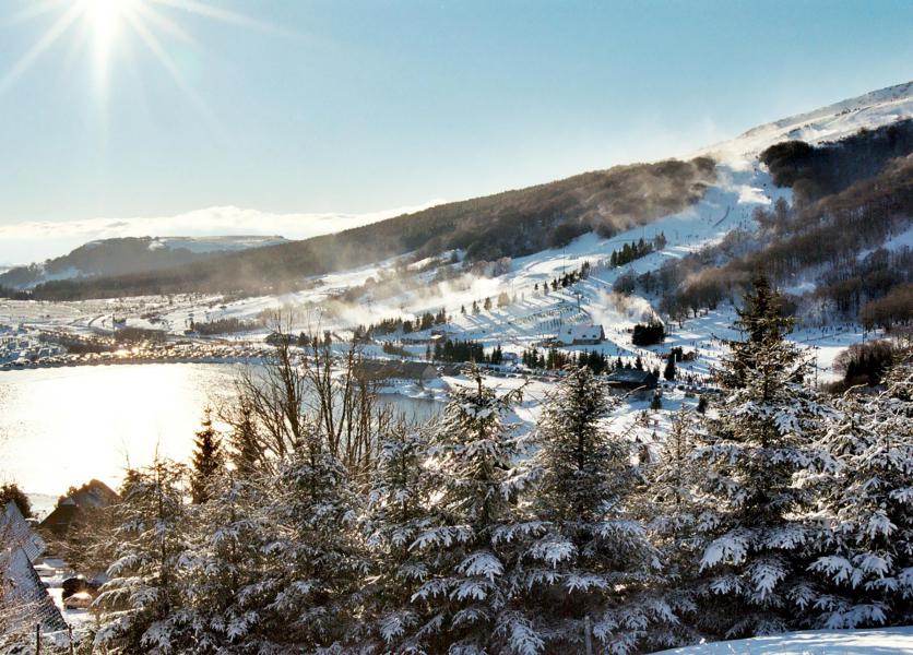 Holiday in mountain resort VVF Super-Besse Auvergne Sancy - Super Besse - Winter outside