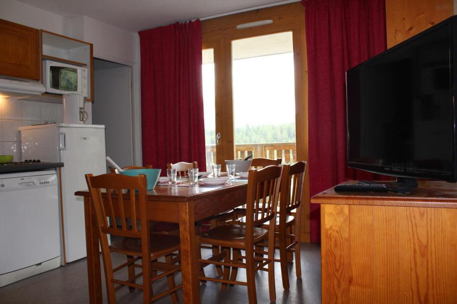 Rent in ski resort 2 room apartment sleeping corner 6 people (CD24) - La Résidence les Chaumettes - Superdévoluy - Living room