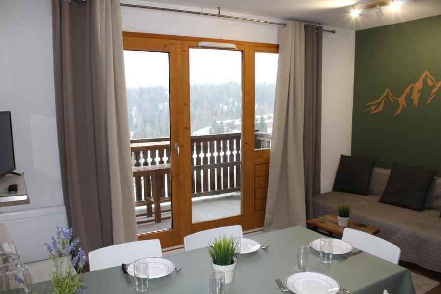 Rent in ski resort 2 room apartment sleeping corner 6 people (CE42) - La Résidence les Chaumettes - Superdévoluy - Living room