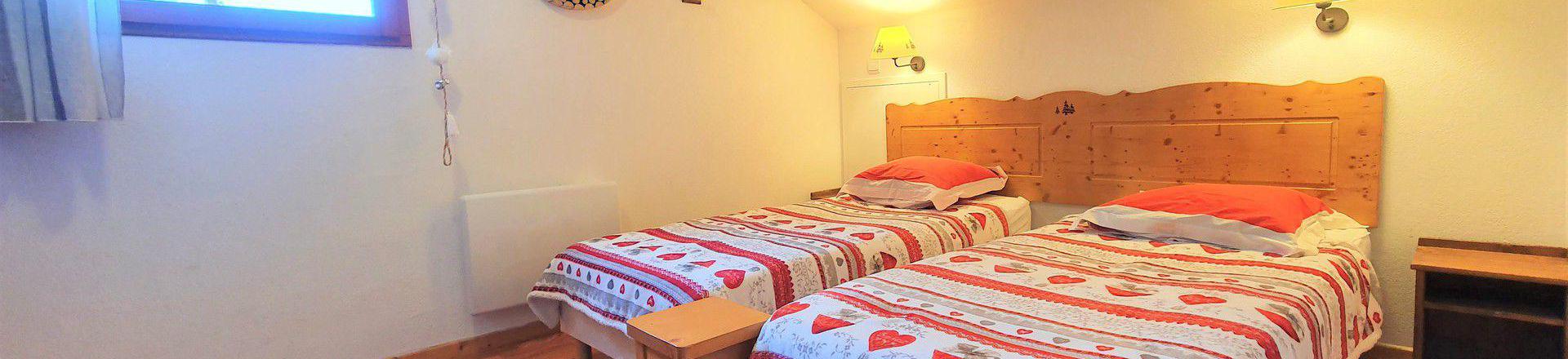 Rent in ski resort 3 room duplex semi-detached chalet 6 people (F2) - Le Hameau du Puy - Superdévoluy - Bedroom