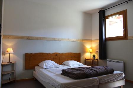 Rent in ski resort 2 room apartment sleeping corner 6 people (CF28) - La Résidence les Chaumettes - Superdévoluy - Bedroom