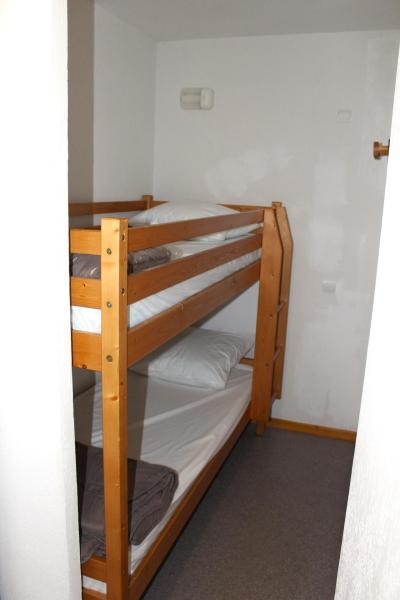 Rent in ski resort 2 room apartment sleeping corner 6 people (CF28) - La Résidence les Chaumettes - Superdévoluy - Bedroom