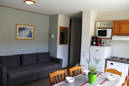 Rent in ski resort 2 room apartment sleeping corner 6 people (CF28) - La Résidence les Chaumettes - Superdévoluy - Living room