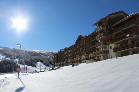 Vacances en montagne La Résidence les Chaumettes - Superdévoluy - Extérieur hiver