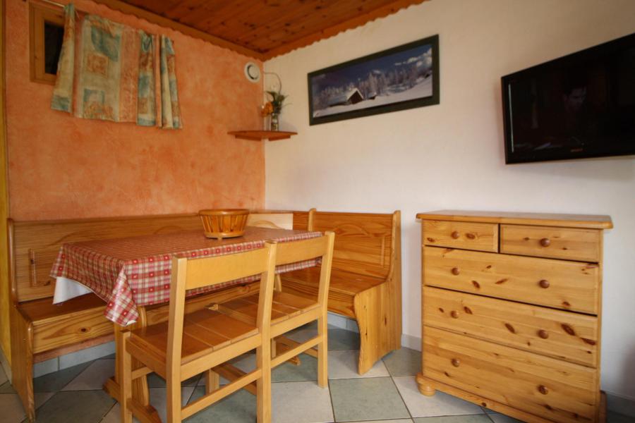 Rent in ski resort Studio cabin 4 people (604CL) - La Résidence le Palafour - Tignes - Table