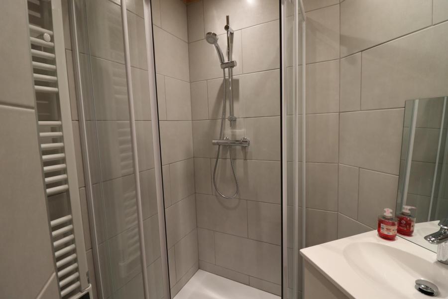 Rent in ski resort Studio mezzanine 4 people (100) - Résidence Curling B Tour - Tignes - Shower room