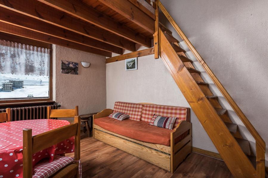 Rent in ski resort Studio mezzanine 4 people (405) - Résidence Les Chaudes Almes - Tignes - Living room