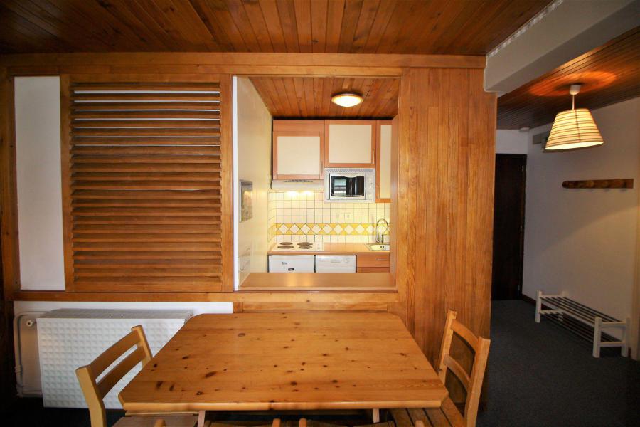 Rent in ski resort 2 room apartment 4 people (A6CL) - Résidence les Roches Rouges A - Tignes - Table