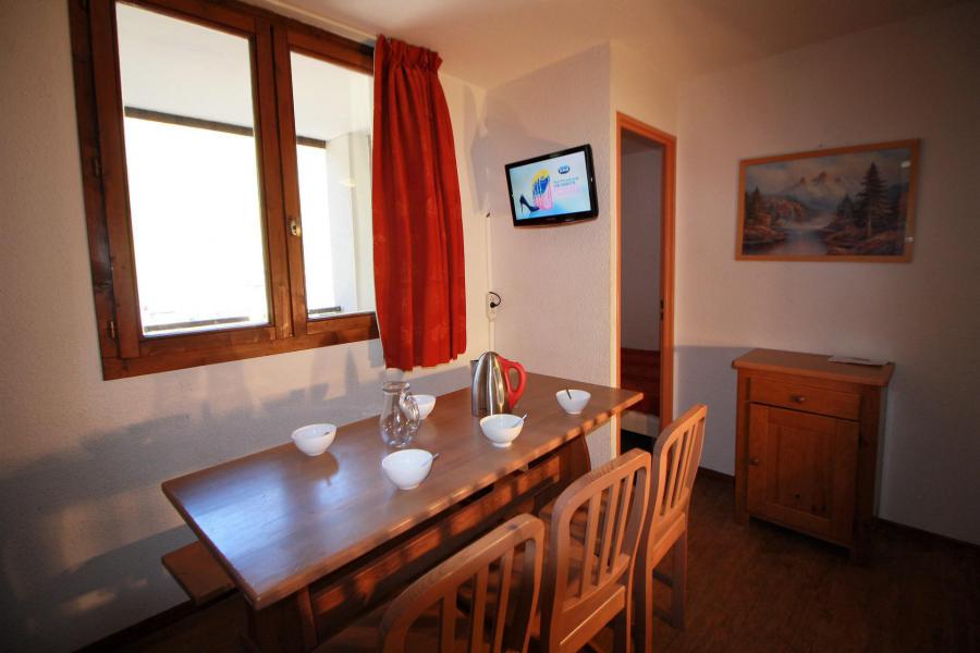 Rent in ski resort 2 room apartment cabin 6 people (111CL) - Résidence Rond Point des Pistes - Tignes - Table