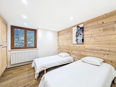 Rent in ski resort 8 room triplex chalet 14 people - Chalet La Bergerie - Tignes - Bedroom