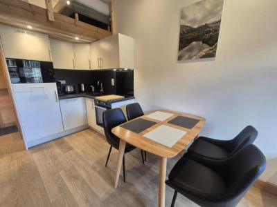 Rent in ski resort Studio mezzanine 4 people (100) - Résidence Curling B Tour - Tignes - Living room