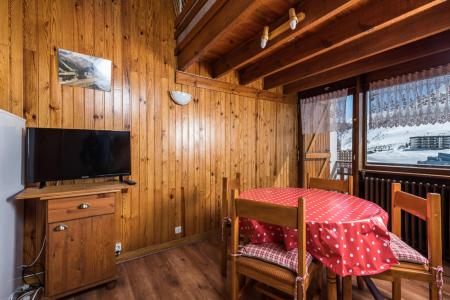 Rent in ski resort Studio mezzanine 4 people (405) - Résidence Les Chaudes Almes - Tignes - Living room