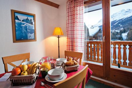 Rent in ski resort Résidence Lagrange les Valmonts de Val Cenis - Val Cenis - Dining area
