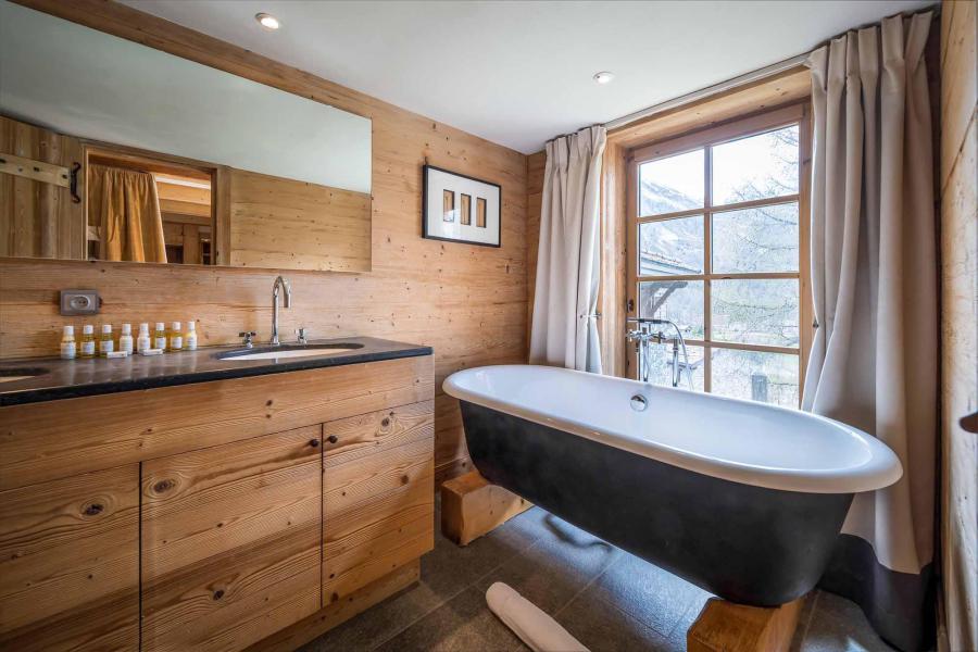 Rent in ski resort Chalet Davos - Val d'Isère - Bath-tub