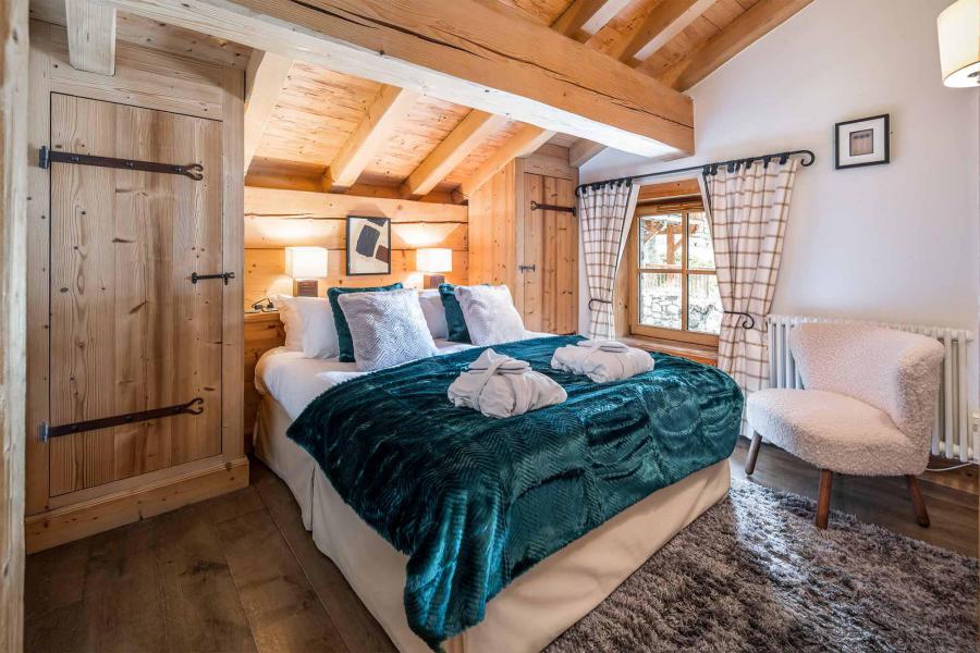 Rent in ski resort Chalet Davos - Val d'Isère - Bedroom under mansard
