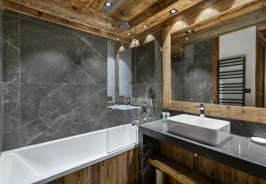 Rent in ski resort 5 room triplex chalet 10 people - Chalet Ours Noir - Val d'Isère - Bathroom
