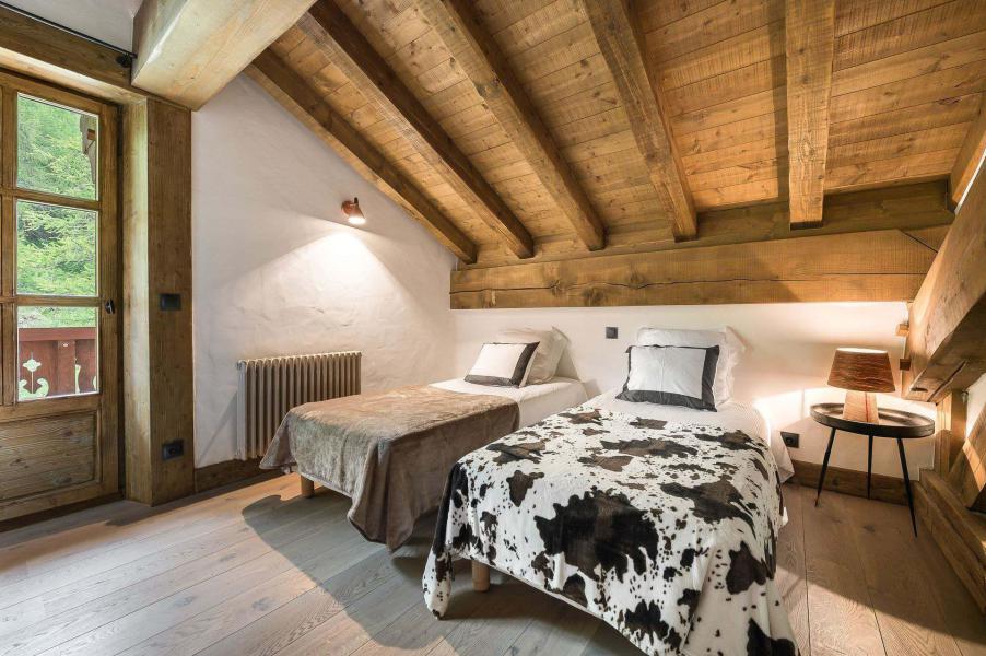 Rent in ski resort 6 room quadriplex chalet 10 people - Chalet Petit Yéti - Val d'Isère - Bedroom under mansard